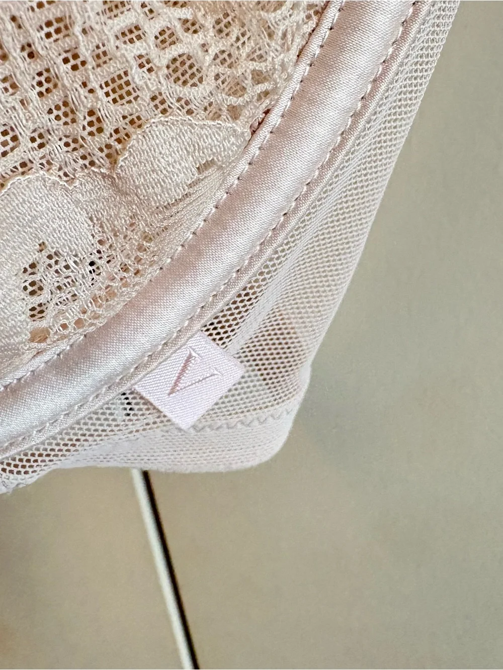 Victoria's Secret Light Nude Lace Underwire Bra - Picture 2 of 10